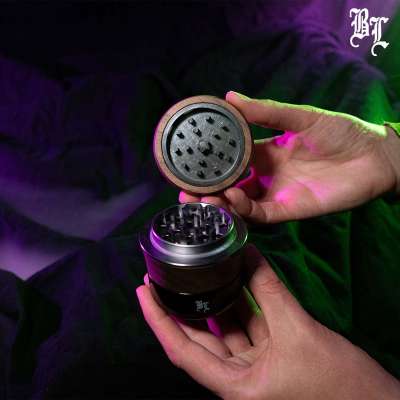 BlackLeaf Grinder in legno 4 parti con 2 raccogliitori in vetro violetto intercambiabili con tappo