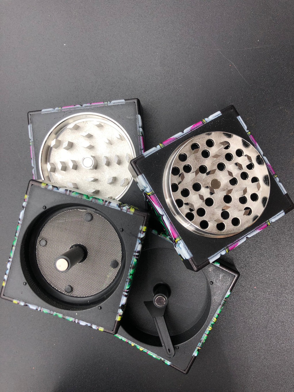Grinder metallo CUBO DI RUBIK 4 parti alieno HALF BACKED