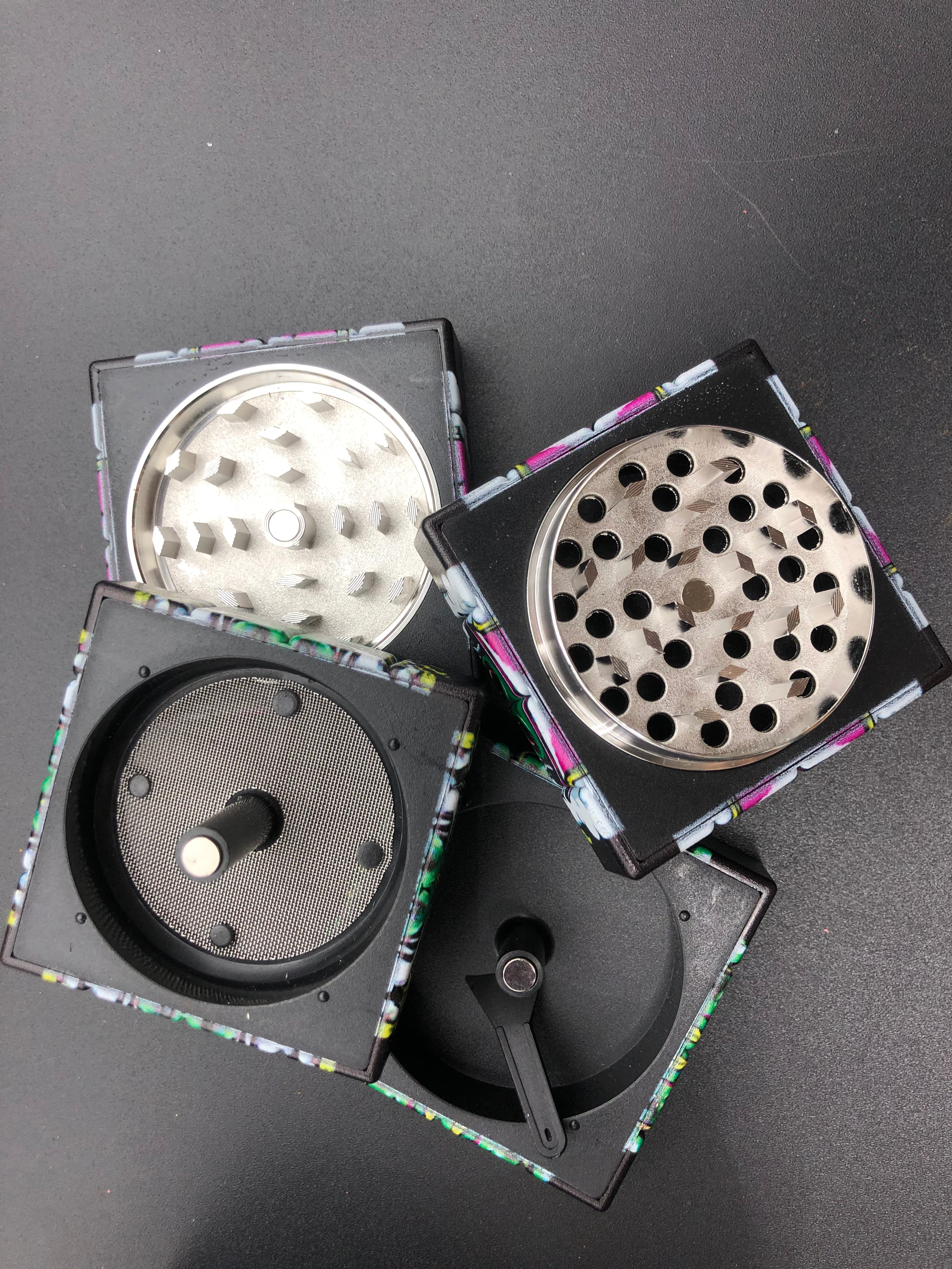 Grinder metallo CUBO DI RUBIK 4 parti alieno HALF BACKED