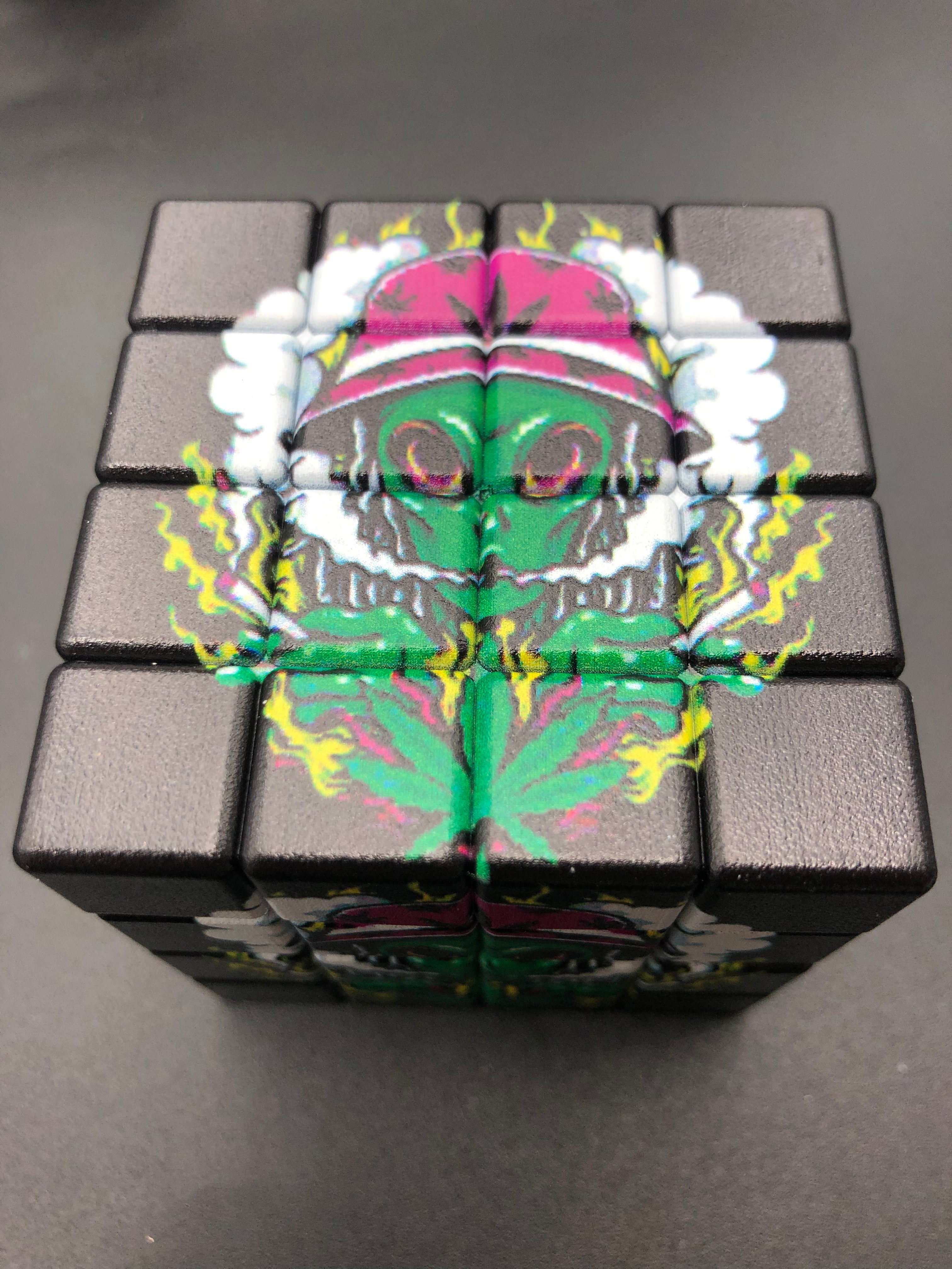 Grinder metallo CUBO DI RUBIK 4 parti alieno HALF BACKED