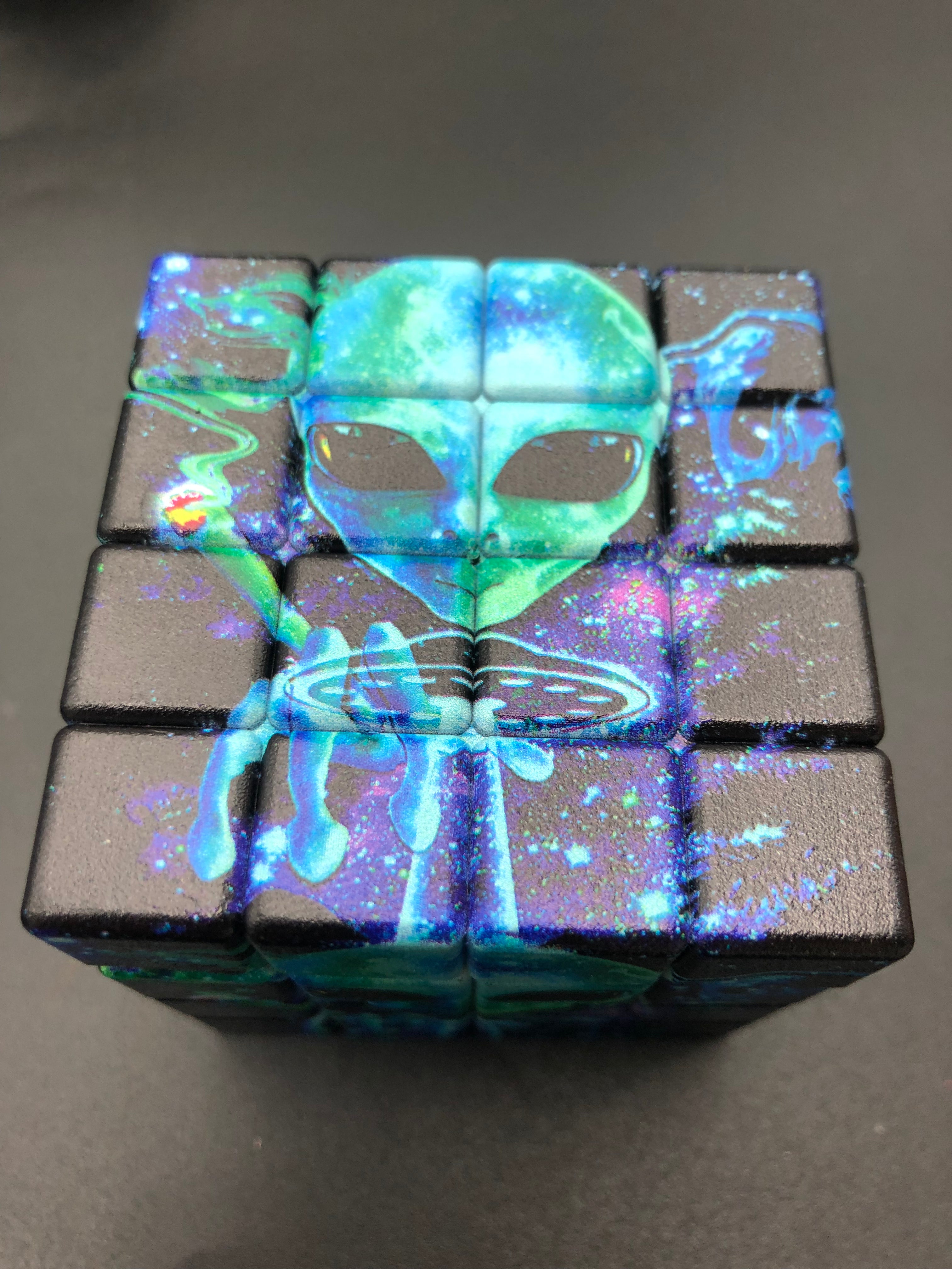 Grinder metallo CUBO DI RUBIK 4 parti alieno HALF BACKED