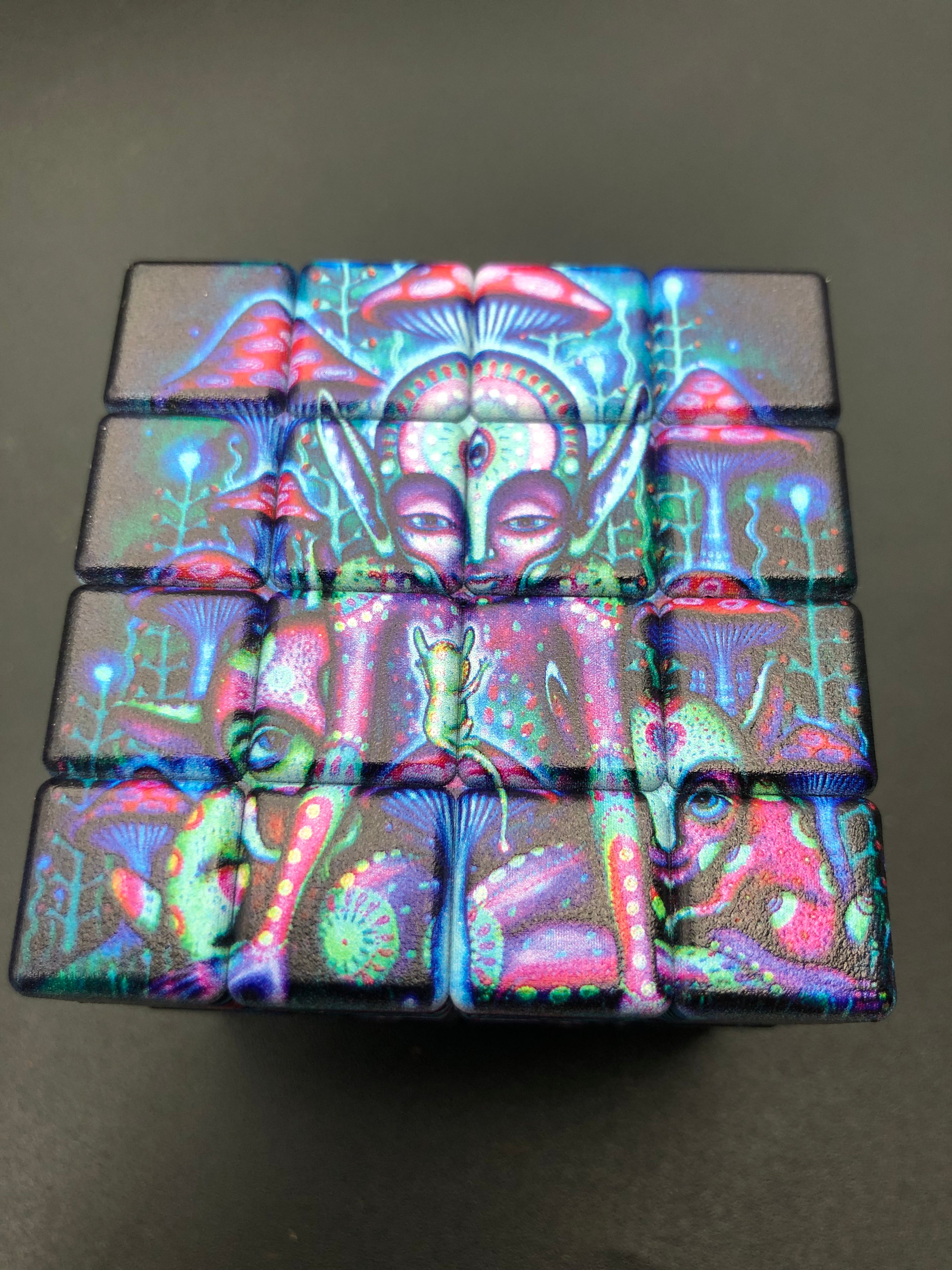 Grinder metallo CUBO DI RUBIK 4 parti alieno HALF BACKED