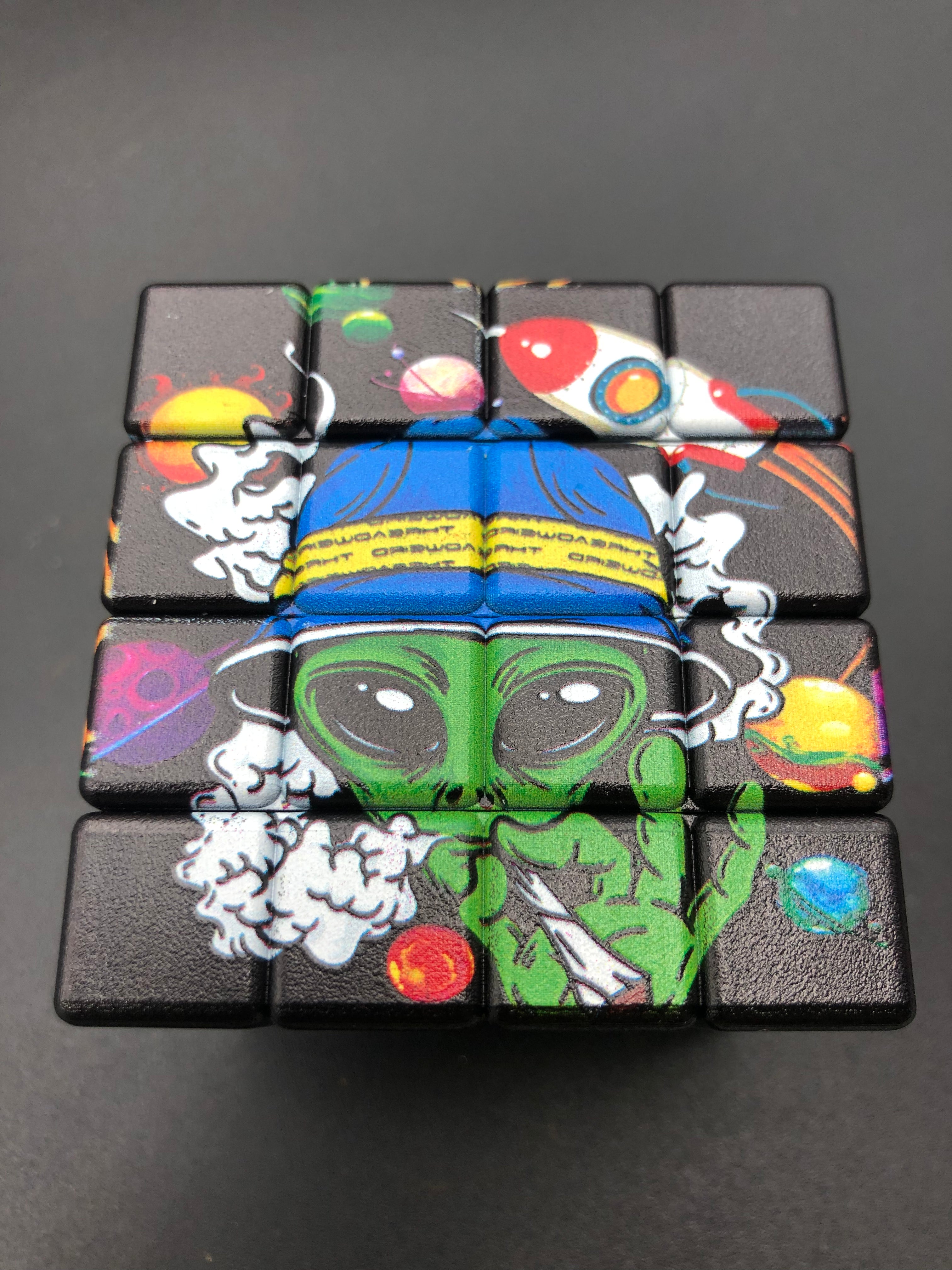 Grinder metallo CUBO DI RUBIK 4 parti alieno HALF BACKED
