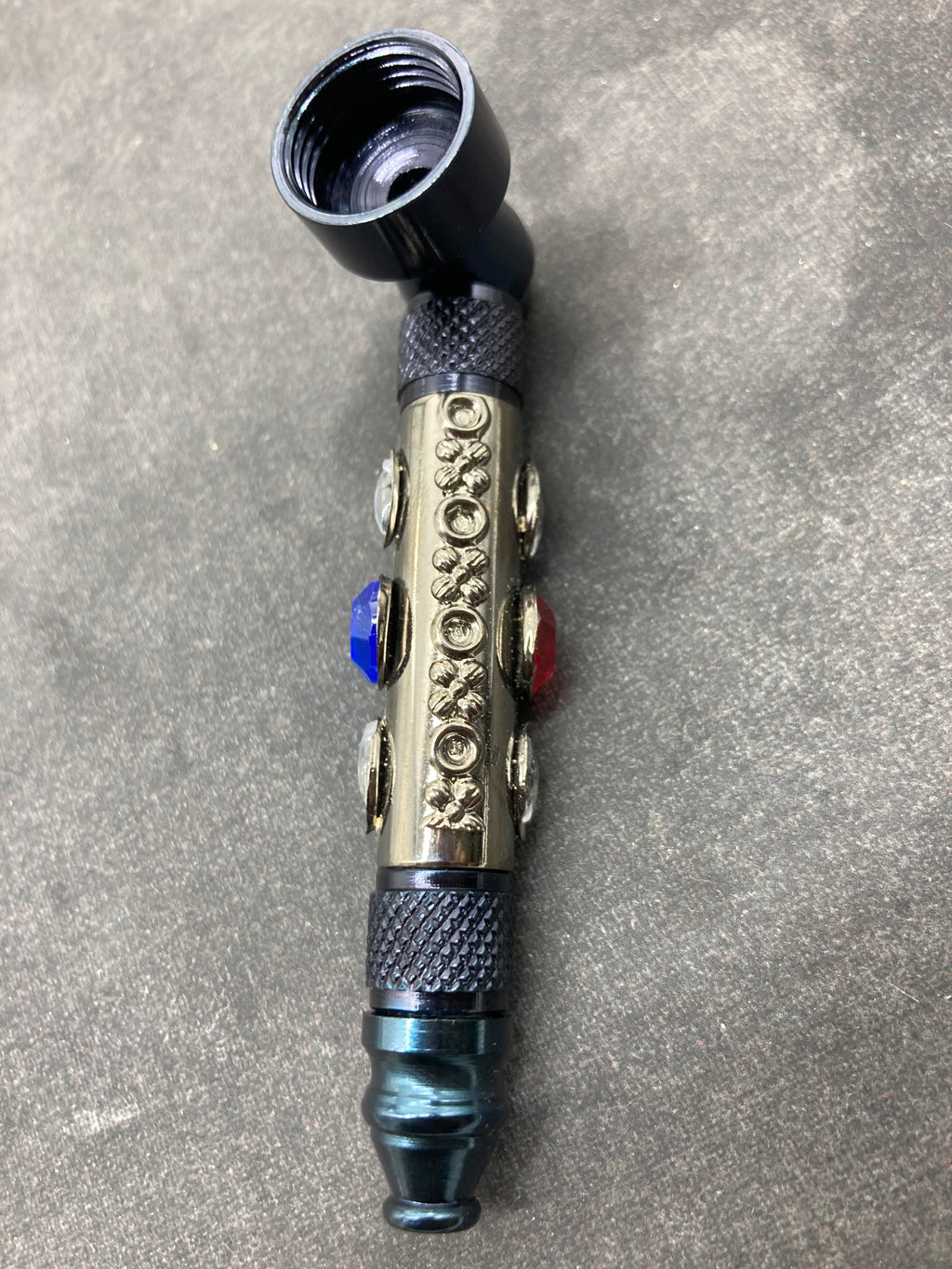 Pipa in metallo elegante con ornamenti smotabile