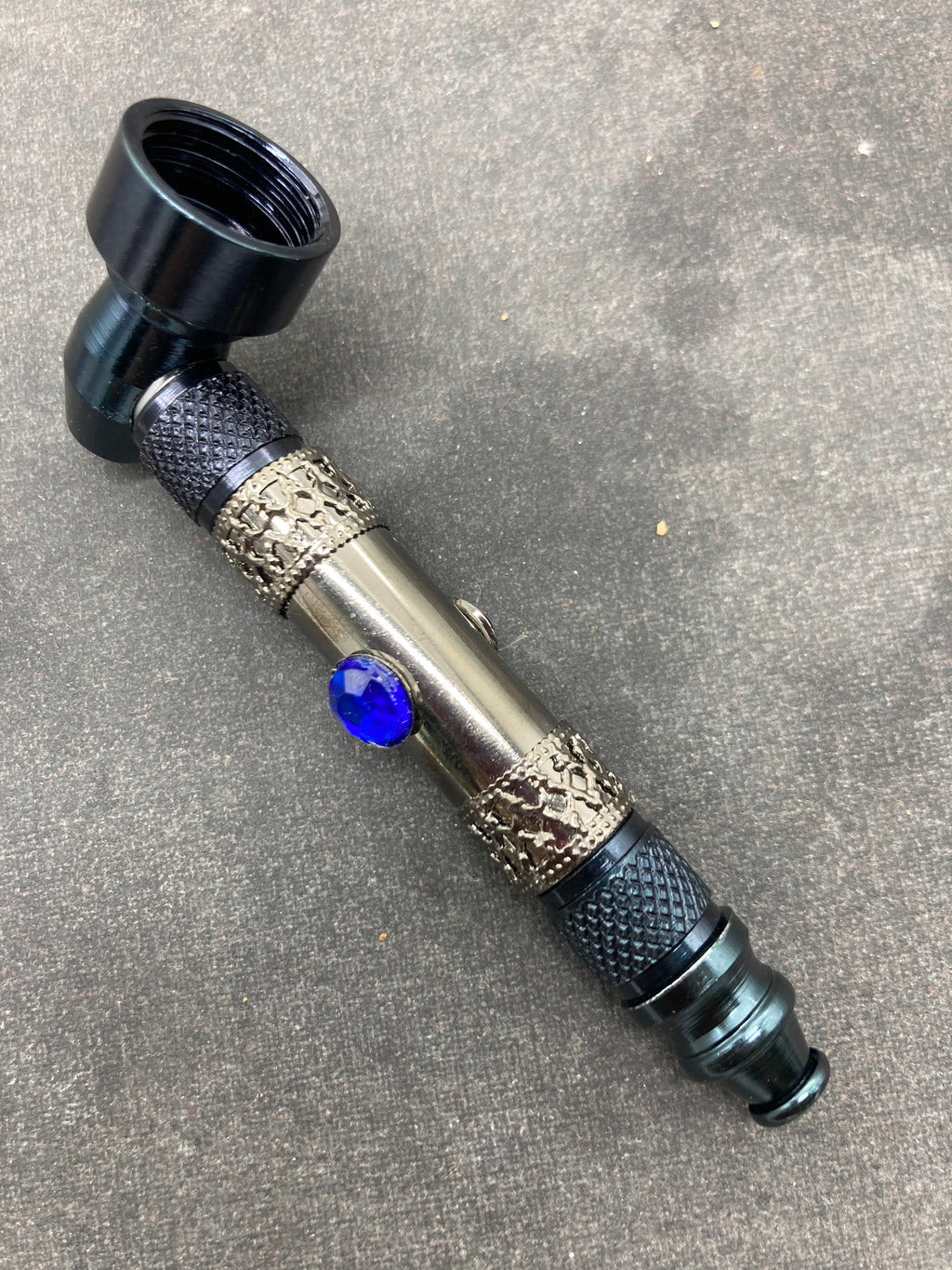 Pipa in metallo elegante con ornamenti smotabile