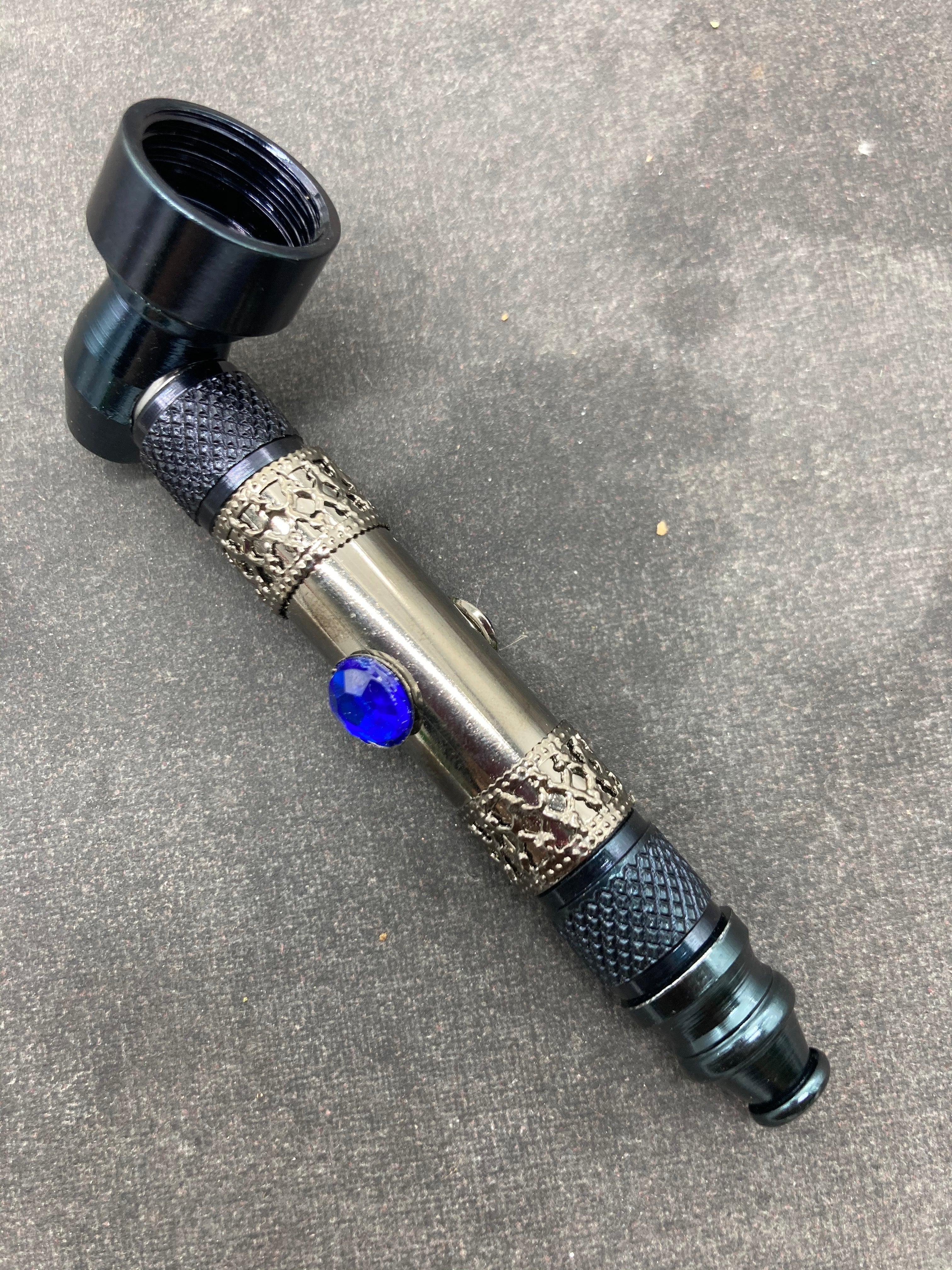 Pipa in metallo elegante con ornamenti smotabile